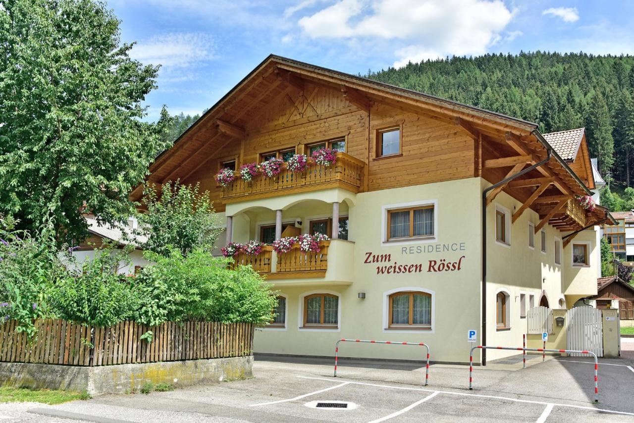 Zimmervermietung Zum Weissen Roessl Sarentino Exteriör bild